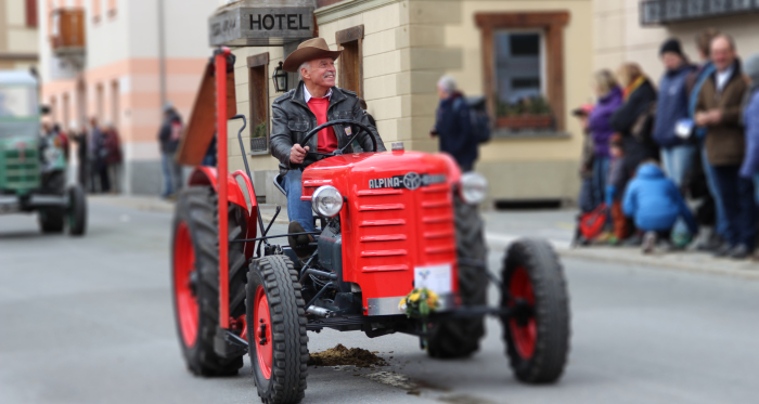 Historischer Traktor Umzug Zernez 2019 