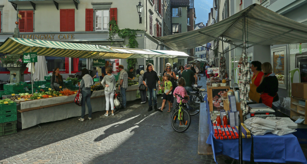 Wochenmarkt in der Churer Altstadt (© Yvonne Bollhalder) Wochenmarkt in der Churer Altstadt