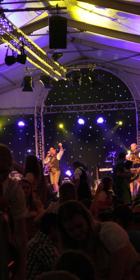 Fidele Stimmung im Festzelt (Foto: Prätti-Ziller) Abendunterhaltung