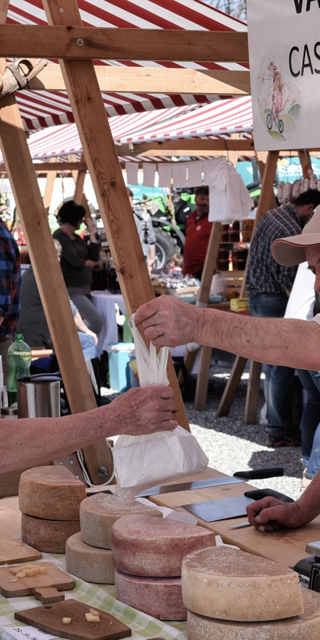 Ein rechtes Stück Käse wechselt den Besitzer (© Ziit-la.ch) Ein rechtes Stück Käse wechselt den Besitzer