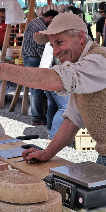Ein rechtes Stück Käse wechselt den Besitzer (© Ziit-la.ch) Ein rechtes Stück Käse wechselt den Besitzer