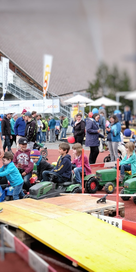 Stau für einmal neben der Strasse: Trettraktorparcours. (© BBV) Stau für einmal neben der Strasse: Trettraktorparcours.