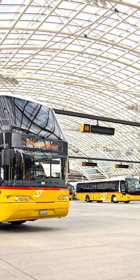 PostAuto wartet auf Fahrgäste. (© Postauto.ch) PostAuto wartet auf Fahrgäste.