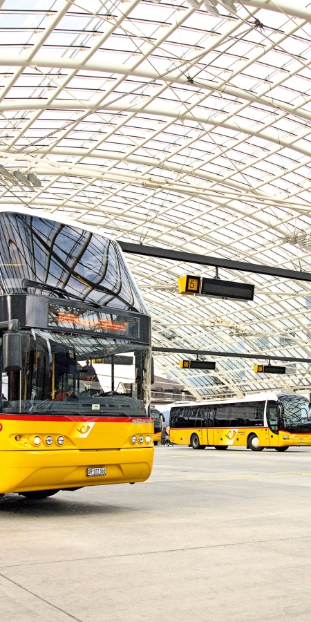 PostAuto wartet auf Fahrgäste.