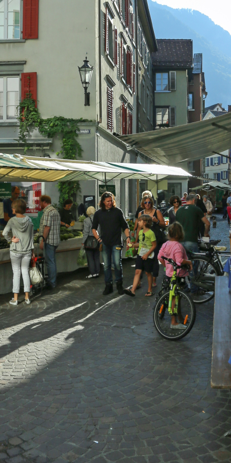 Wochenmarkt in der Churer Altstadt (© Yvonne Bollhalder) Wochenmarkt in der Churer Altstadt