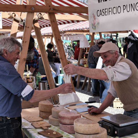 Ein rechtes Stück Käse wechselt den Besitzer