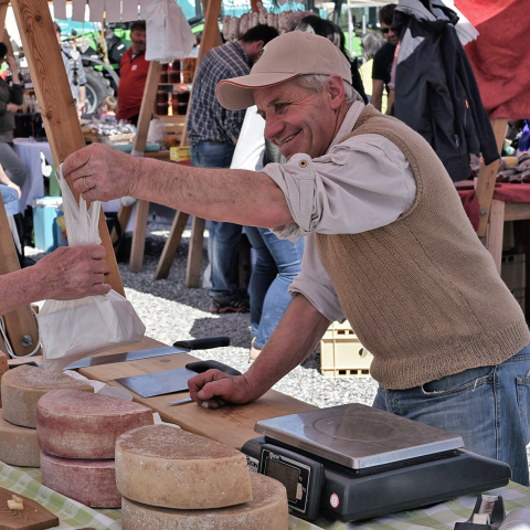 Ein rechtes Stück Käse wechselt den Besitzer