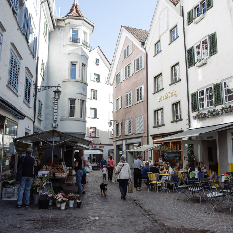 Wochenmarkt in der Churer Altstadt (© Urs Gaupp) Wochenmarkt in der Churer Altstadt