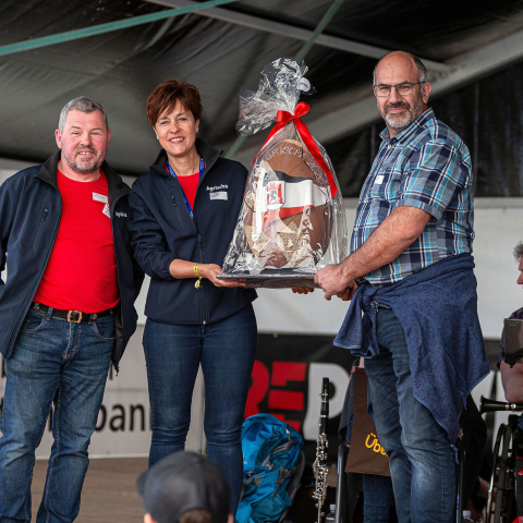 agrischa 2025 Übergabe OK 2025 an OK 2026 (© Thomas Hablützel) agrischa 2025 Übergabe OK 2025 (Hanueli Salis, Andrea Thür Suter) an OK 2026 (Fadri Stricker)