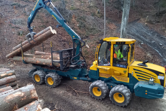 Forwarder Kran im Einsatz (© Graubünden Holz) Forwarder Kran im Einsatz