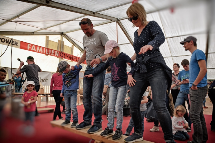 Posten an der Familienolympiade: «Familienausgleich». (© Ziit-la.ch) Posten an der Familienolympiade: «Familienausgleich».