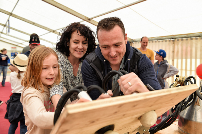 Familienolympiade: Viele Hände lösen die Aufgabe! (© Ziit-la.ch) Familienolympiade: Viele Hände lösen die Aufgabe!