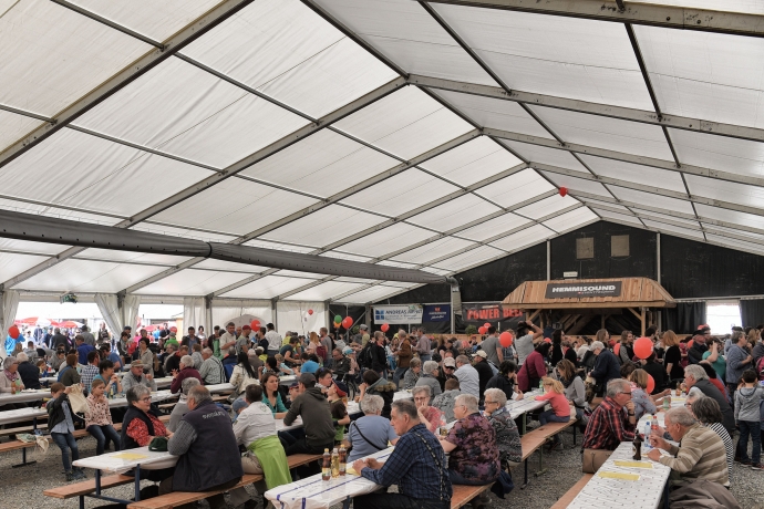 Ob Sonne oder Regen, das Festzelt ist immer gut gefültl.