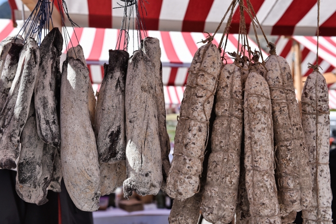 Der Markt lockt mit auserlesenen Spezialitäten. (© Ziit-la.ch) Der Markt lockt mit auserlesenen Spezialitäten.