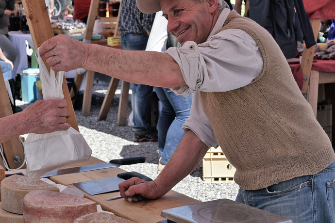 Ein rechtes Stück Käse wechselt den Besitzer (© Ziit-la.ch) Ein rechtes Stück Käse wechselt den Besitzer