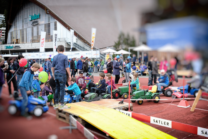 Stau für einmal neben der Strasse: Trettraktorparcours.