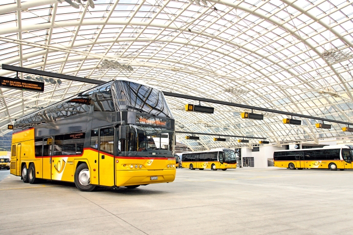 PostAuto wartet auf Fahrgäste. (© Postauto.ch) PostAuto wartet auf Fahrgäste.