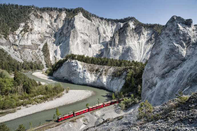 Regio Express Rhätische Bahn in der Rheinschlucht (© RhB) Regio Express Rhätische Bahn in der Rheinschlucht