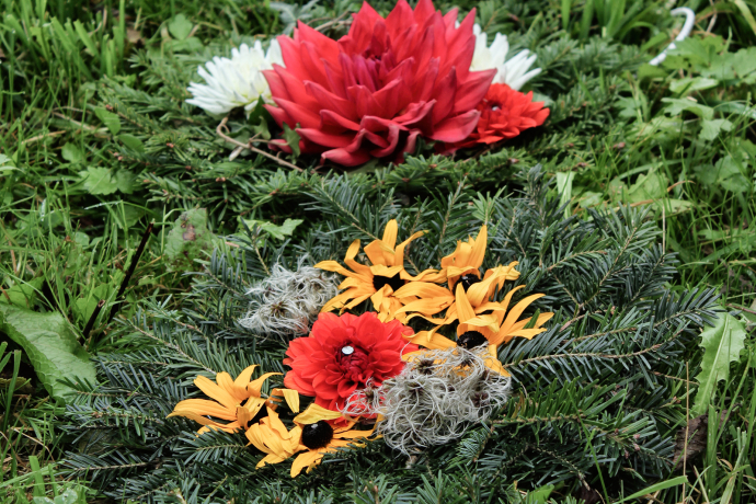 Blumenschmuck wartet auf den Alpabzug. (©Sergio Poletti) Blumenschmuck wartet auf den Alpabzug.