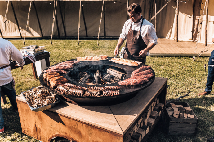 An der agrischa gibts Rindshamburger vom OFYR Grill (© OFYR Schweiz) An der agrischa gibts Rindshamburger vom OFYR Grill