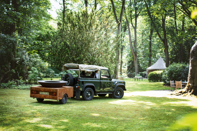 Der OFYR Grill unterwegs auf Rädern... (© OFYR Schweiz) Der OFYR Grill unterwegs auf Rädern...