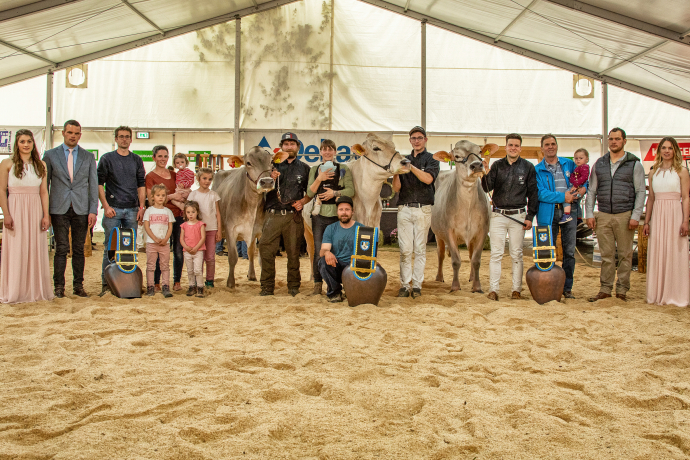 Milchviehausstellung agrischa 2023 Podium Miss agrischa (© Braunvieh Schweiz) Milchviehausstellung agrischa 2023 Podium Miss agrischa