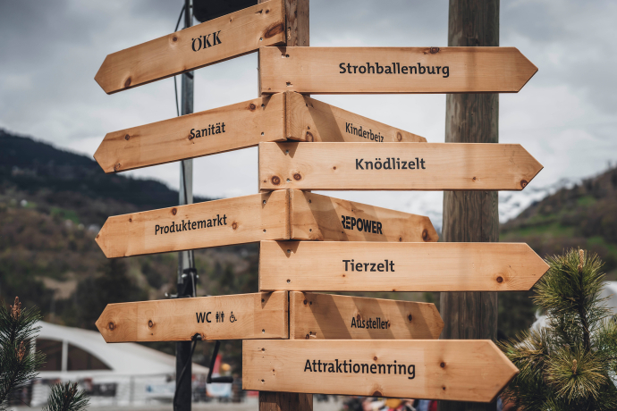 Wohin des Weges? Der Wegweiserbaum an der agrischa hilft. (© Tina Gerber) Wohin des Weges? Der Wegweiserbaum an der agrischa hilft.