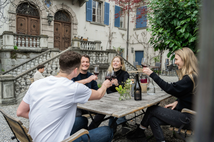 Gesellige Runde mit einem feinen Glas Bündner Wein. (© Graubünden Wein) Gesellige Runde mit einem feinen Glas Bündner Wein.