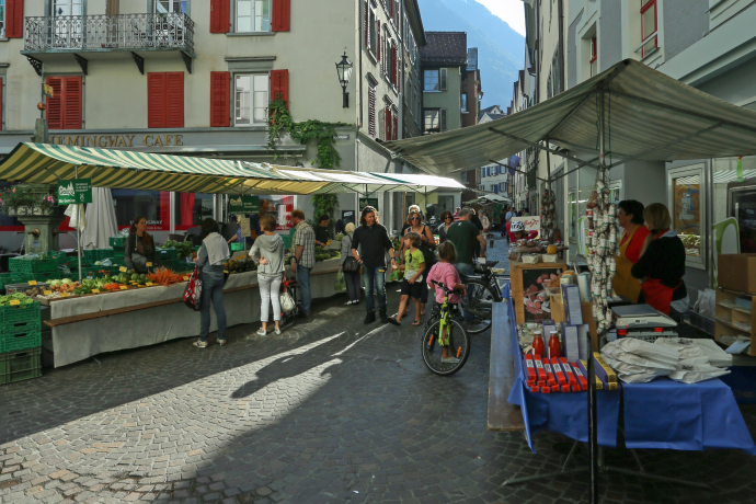 Wochenmarkt in der Churer Altstadt (© Yvonne Bollhalder) Wochenmarkt in der Churer Altstadt
