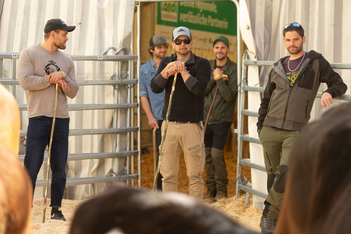 Mutterkuhhalter in Reih und Glied