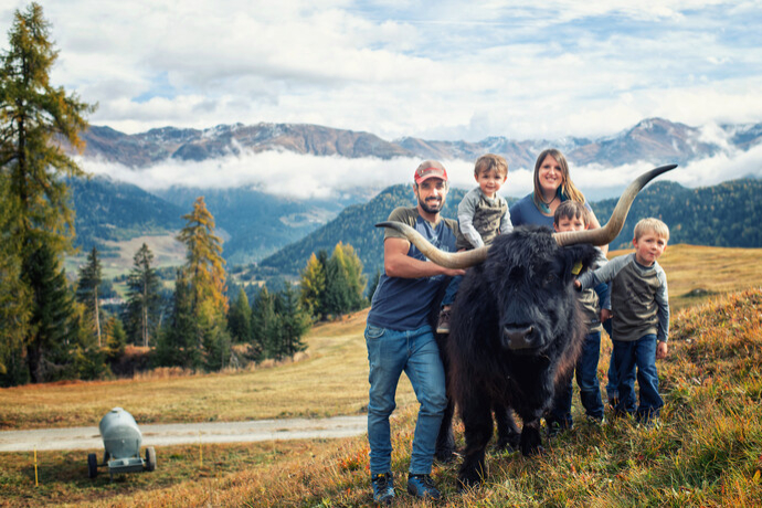 Giani Schorta mit schottischen Hochlandrinder im Engadin