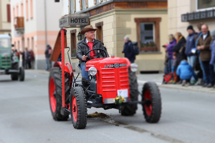 Historischer Traktor Umzug Zernez 2019 