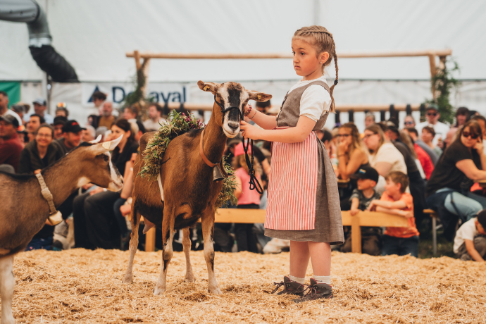 agrischa 2026 Lieblingstierwettbewerb Mädchen mit Geissen