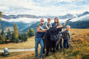 Giani Schorta mit schottischen Hochlandrinder im Engadin