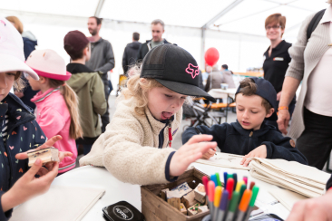 Kinder bemalen Stofftaschen